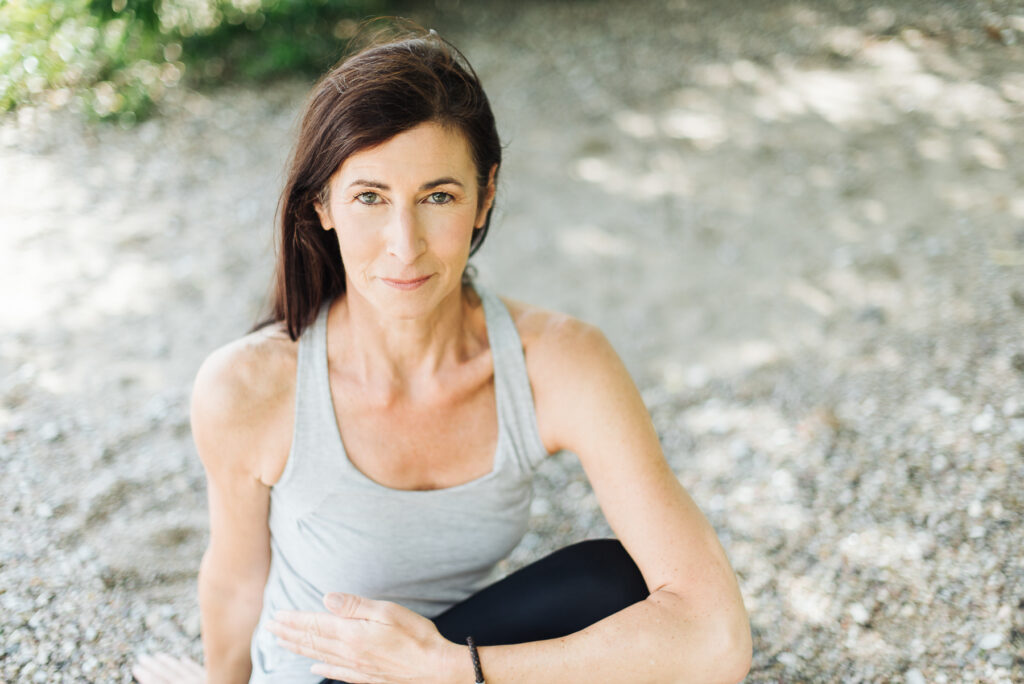 Sabine Boesinger in einer ruhigen Yoga-Haltung